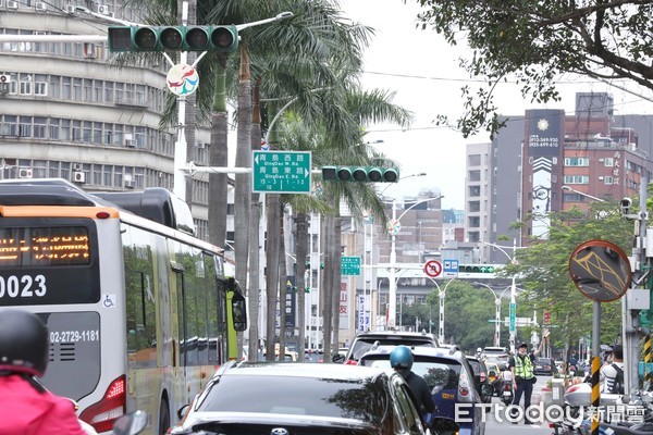 ▲▼全台大停電 紅綠燈停擺 警察指揮交通 中正區中山南路 青島東西路口。（圖／記者屠惠剛攝）