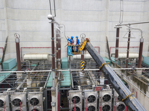 ▲電力檢修人員在江蘇蘇州±800千伏特高壓換流站沖洗絕緣設備。（圖／CFP）