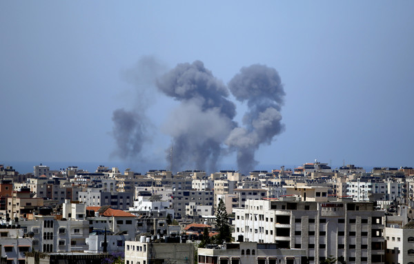 ▲以色列空襲迦薩走廊，導致巴勒斯坦伊斯蘭激進運動組織哈瑪斯（Hamas）多名高級軍官死亡，2座高樓被毀。（圖／達志影像／美聯社）