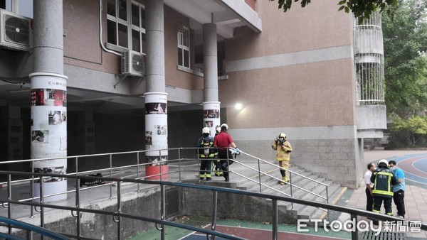 ▲國小發電機起火，校方緊急疏散學生。（圖／記者黃彥傑攝）