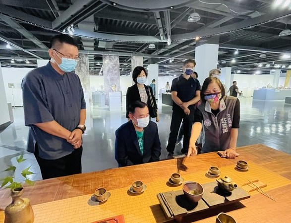 ▲議長邱奕勝參觀「陶色茶香」發現大師在桃園。