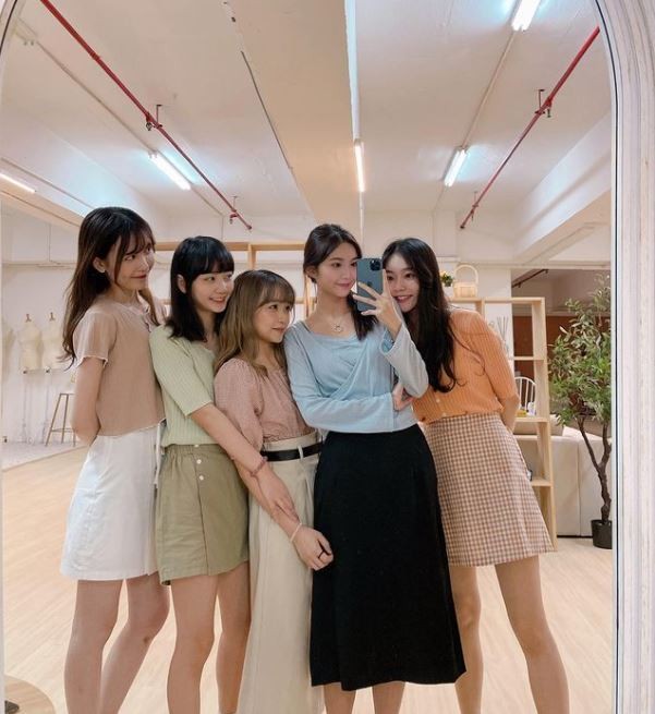 香港服飾店老闆娘慶生照，14人全是正妹。（圖／翻攝自Instagram／wwhitetale）