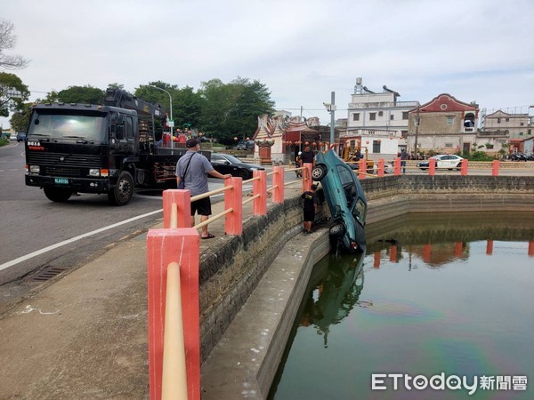 ▲▼金門一名老翁疑因不熟路況加上恍神，駕車衝破池塘護欄，所幸人沒事。（圖／記者林名揚攝）