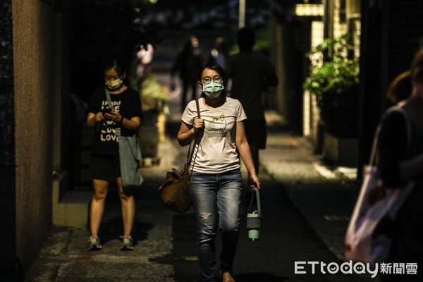 ▲513全台大停電，台北市採分區供電，不少商家受到影響無法營業。（圖／記者林敬旻攝）