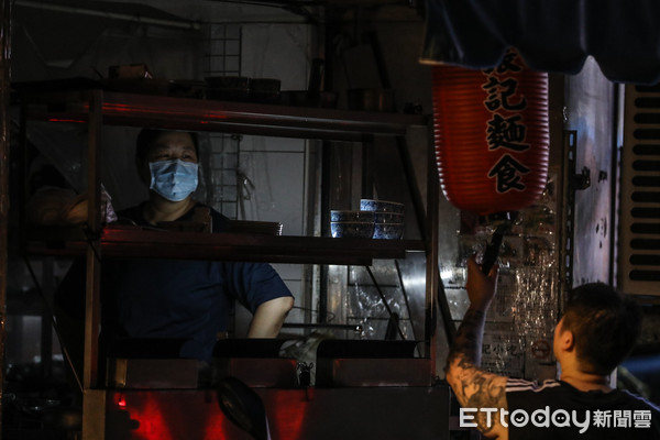 ▲513全台大停電，台北市採分區供電，不少商家收到影響無法營業。（圖／記者林敬旻攝）