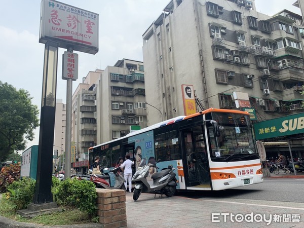 台北市萬華區爆發茶室群聚感染，和平醫院被證實日前收治確診者入院,台北市立聯合醫院和平院區,防疫巴士前往和平醫院載22醫護前往隔離。（圖／記者蔡玟君攝）