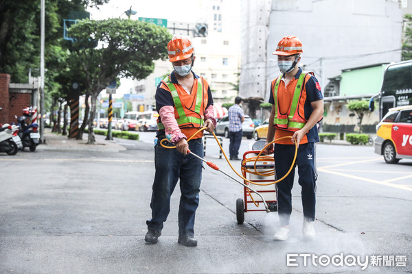 ▲國中教育會考登場，板橋高中出動體溫監控儀器並消毒。（圖／記者林敬旻攝）