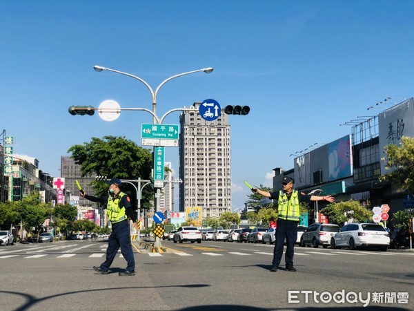 ▲台南市長黃偉哲，親自前往台南市警四分局育平派出所致贈慰問品，感謝肯定南警13日大停電指揮交整員警辛勞。（圖／記者林悅翻攝，下同）