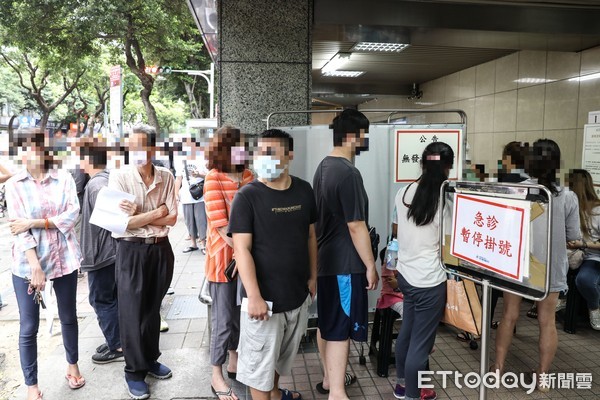 ▲▼（打碼版）台北市萬華區爆發新冠肺炎疫情，西園醫院成立快篩站，民眾大排長龍。（圖／記者林敬旻攝）