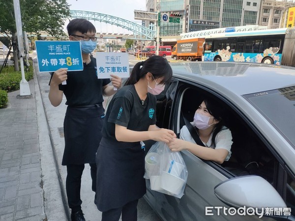 ▲疫發不可收拾！餐廳改攻全餐點外帶8折搶客。（圖／記者游瓊華攝）