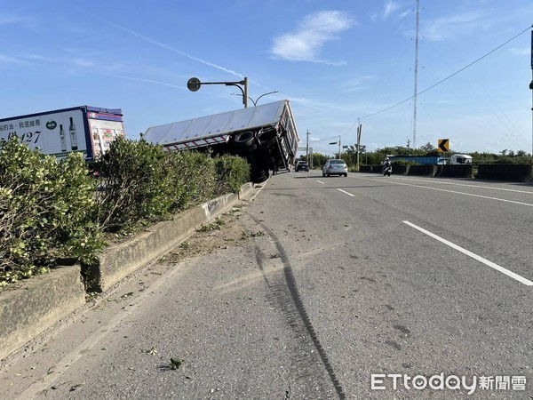 ▲▼造成北上車道封閉，所幸無人員傷亡。（圖／大園警分局提供）