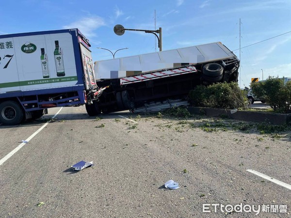 ▲▼造成北上車道封閉，所幸無人員傷亡。（圖／大園警分局提供）