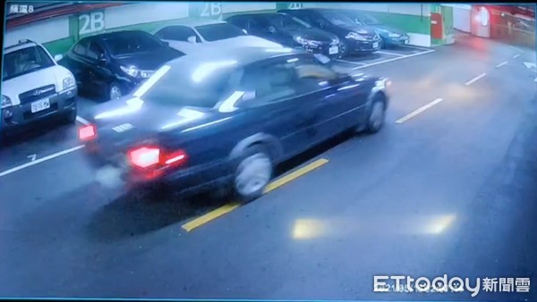▲▼新北瑞芳女恍神誤踩油門，衝破立體停車場2F直墜地面。（圖／記者郭世賢翻攝）