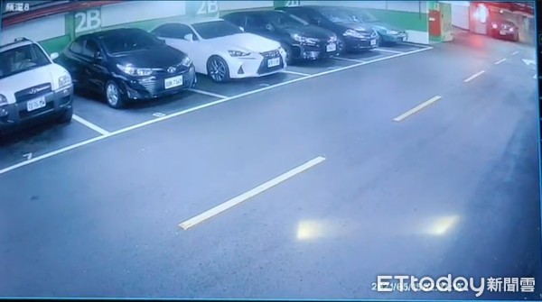 ▲▼新北瑞芳女恍神誤踩油門，衝破立體停車場2F直墜地面。（圖／記者郭世賢翻攝）