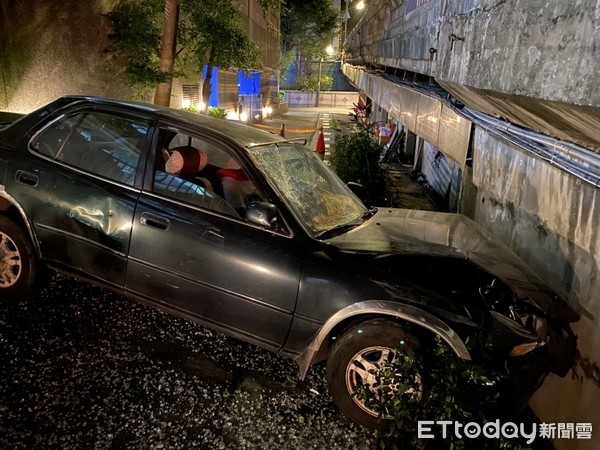 ▲▼新北瑞芳女恍神誤踩油門，衝破立體停車場2F直墜地面。（圖／記者郭世賢翻攝）