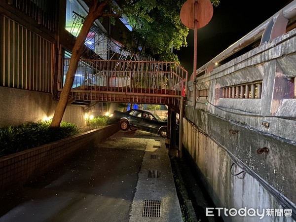 ▲▼新北瑞芳女恍神誤踩油門，衝破立體停車場2F直墜地面。（圖／記者郭世賢翻攝）