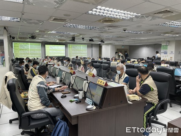 ▲因應北部疫情大爆發，台南市為提高防疫警戒，減少本土病例致社區感染風險，自即日起提升4項醫療院所篩檢量能及防護之相關限制措施。（圖／記者林悅翻攝，下同）