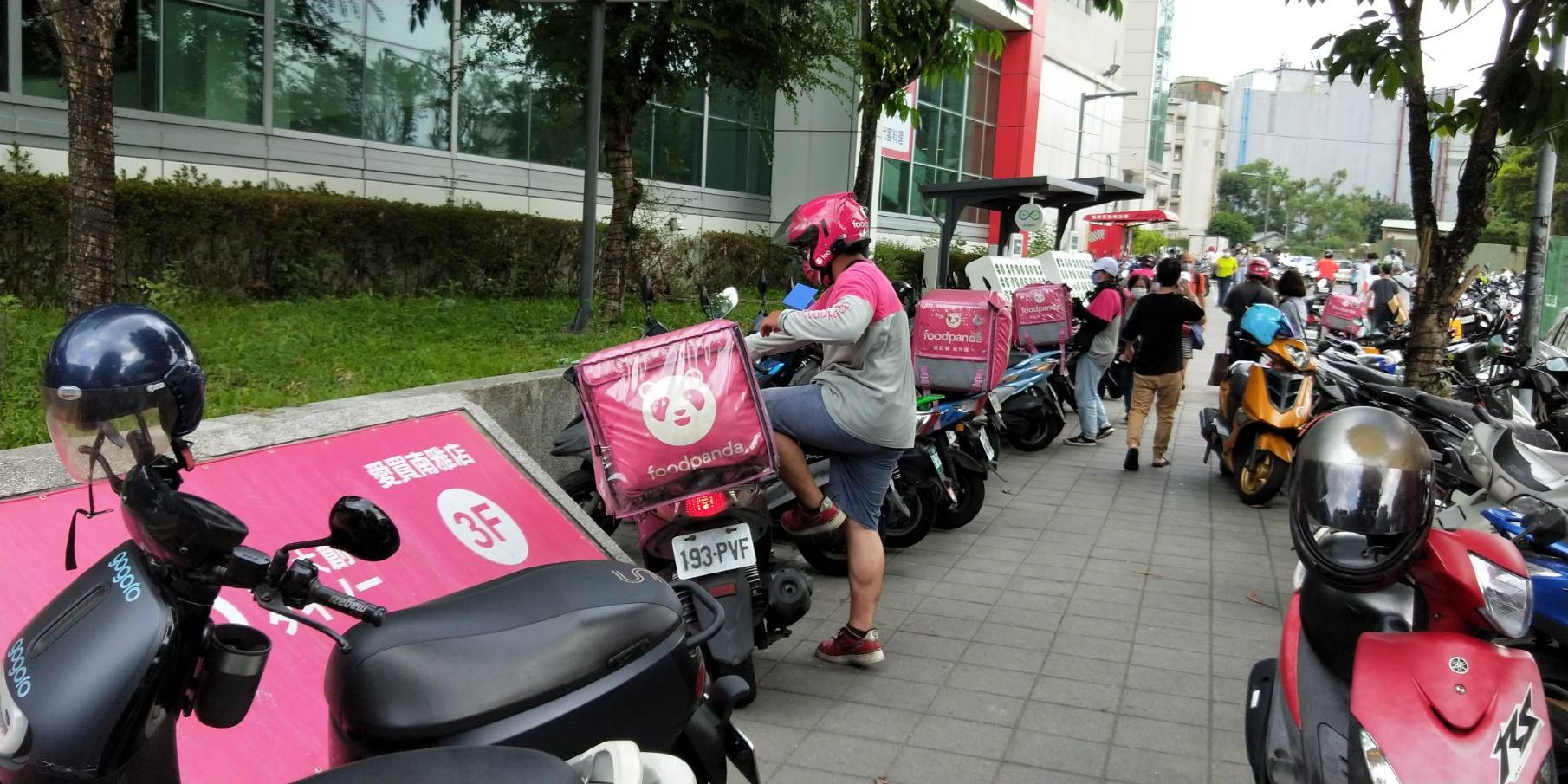 雙北三級警戒 板橋愛買外 停整排熊貓 她曝 外送生意變超好 Ettoday生活新聞 Ettoday新聞雲