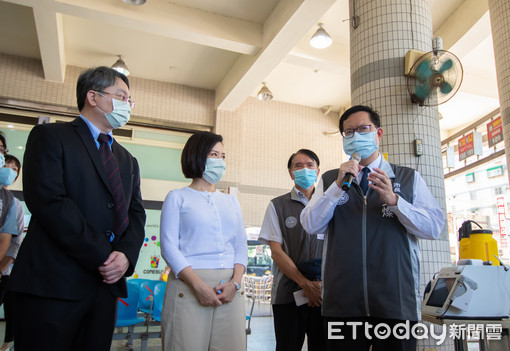 ▲桃園市長鄭文燦15日視察桃園客運防疫作為，針對日前有婦人搭客運卻拒絕戴口罩案，鄭表示，先勸導，若再違規一定開罰。（圖／記者沈繼昌翻攝）