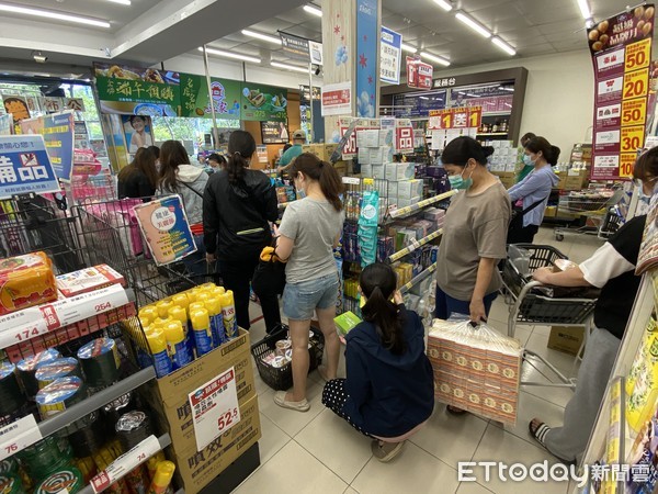 ▲民眾前往大賣場搶購民生物資。（圖／記者林悅攝，下同）