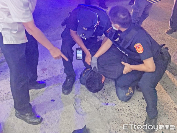 ▲警方利用張嫌到便利超商購物，視時機成熟瞬間蜂擁而上在超商門口將其壓制在地，上銬就逮。圖／記者蔡佩旻翻攝）