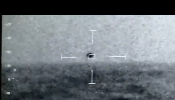 ▲▼清晰影片曝光！美國軍艦拍到球狀UFO海上飛行。（圖／翻攝自twitter「@JeremyCorbell」）