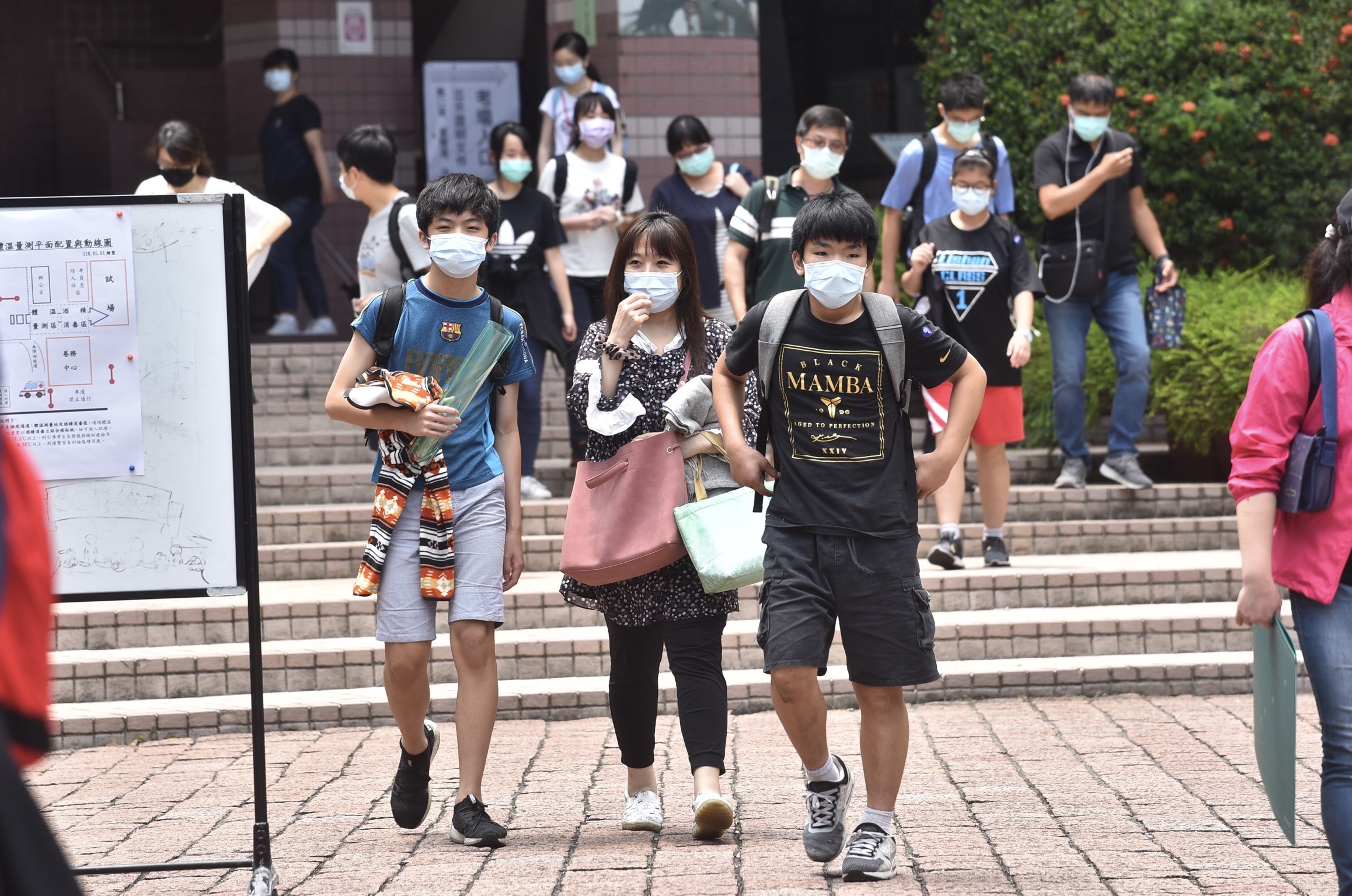 ▲▼國中會考結束,考生步出考場 。（圖／記者李毓康攝）