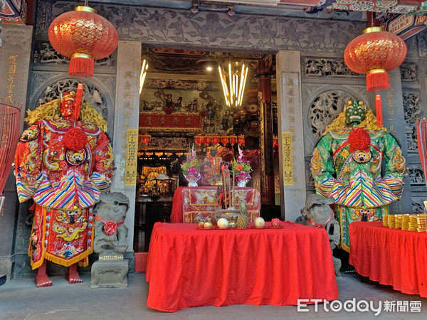 ▲西螺福興宮董監事上香擲筊向媽祖請示，獲得媽祖允筊，將於16日清晨6點30分開廟門後，於中門佈置案桌、龍椅，將媽祖安奉於龍椅供信徒參拜。（圖／記者蔡佩旻攝）