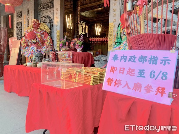 ▲西螺福興宮董監事上香擲筊向媽祖請示，獲得媽祖允筊，將於16日清晨6點30分開廟門後，於中門佈置案桌、龍椅，將媽祖安奉於龍椅供信徒參拜。（圖／記者蔡佩旻攝）