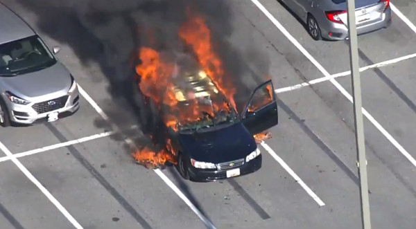 ▲美國馬里蘭州一名駕駛抽菸使用乾洗手液，愛車瞬間被火吞噬。（圖／翻攝Twitter@mcfrsPIO）