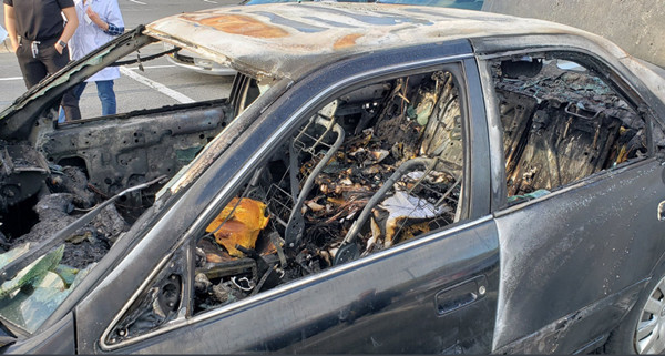 ▲美國馬里蘭州一名駕駛抽菸使用乾洗手液，愛車瞬間被火吞噬。（圖／翻攝Twitter@mcfrsPIO ）