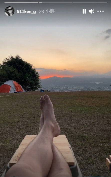 ▲健志躺在露營地享受夕陽的美景。（圖／翻攝自健志IG）