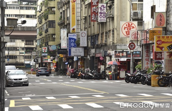 ▲ 新冠肺炎疫情升溫,指揮中心呼籲雙北地區民眾減少不必要移動,台北市街頭人潮明顯減少,圖為東區知名品牌ZARA統領店及周邊巷道,人潮,人流,空城,自主封城,三級警戒。（圖／記者李毓康攝）