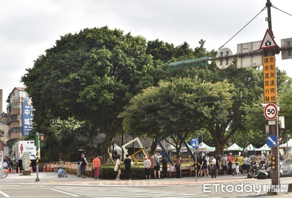 ▲▼台北市萬華區成為疫情重災區，確診數不斷增加,台北市政府今宣布除現有的中興醫院、剝皮寮、和平醫院、西園醫院外，已協請三軍總醫院協助於青草廣場加開第5處快篩站 。（圖／記者李毓康攝）