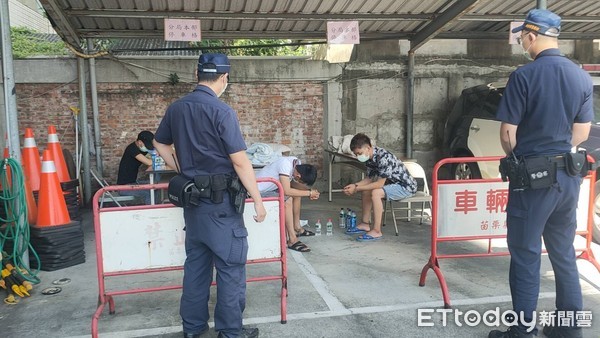 ▲苗栗警方16日晚間前往1處大樓查獲3名逃逸移工，其中1人還出現咳嗽現象，警方進行快篩後帶回警局停車棚安置。（圖／記者黃孟珍翻攝）