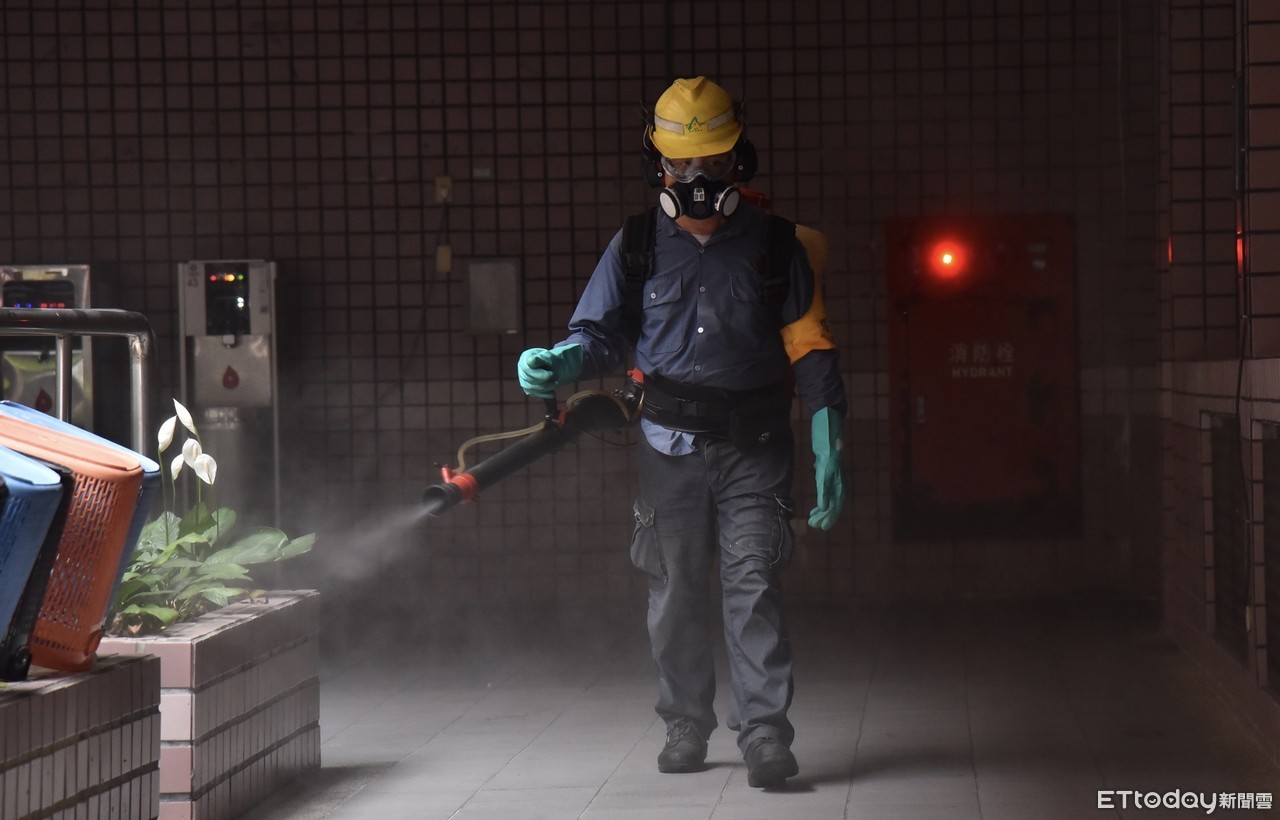 ▲▼ 國中會考甫結束,台北市環保局立刻進行考場消毒作業,圖為北市松山高中考場 。（圖／記者李毓康攝）