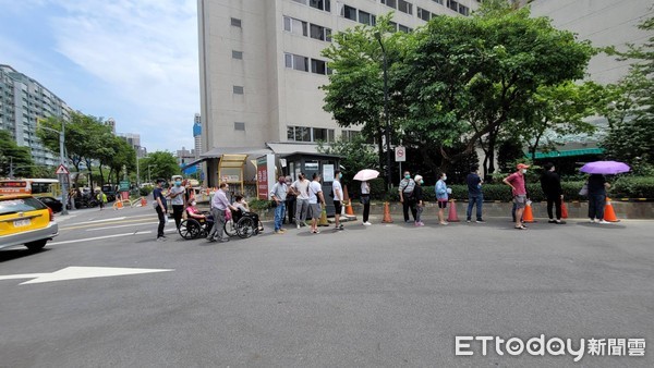 ▲▼板橋亞東醫院急診室門口民眾排隊篩檢。（圖／記者呂佳賢攝）