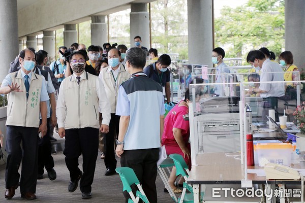 ▲台南市長黃偉哲至永華市政中心視察，希望降低民眾非必要接觸風險，全面防堵疫情，保護市民。（圖／記者林悅翻攝，下同）