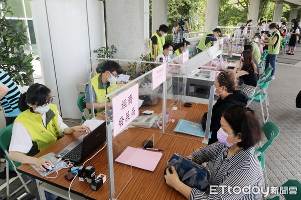 ▲台南市長黃偉哲至永華市政中心視察，希望降低民眾非必要接觸風險，全面防堵疫情，保護市民。（圖／記者林悅翻攝，下同）