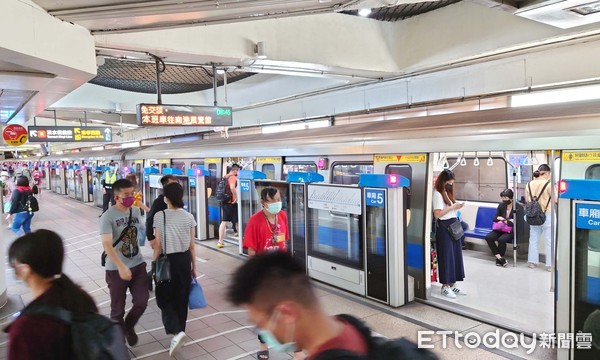 ▲▼三級警戒後首個上班日 捷運台北車站人潮銳減 地下連通道空蕩蕩。（圖／記者屠惠剛攝）