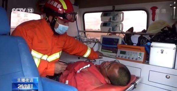 ▲男子在沙漠中迷失方向，失聯兩日僅靠一瓶礦泉水待援。（圖／翻攝央視）