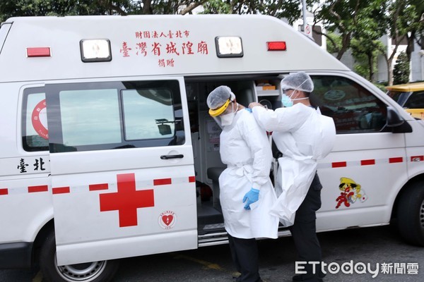 ▲▼疫情 三級警戒 台北車站獲報街友救護 救護員穿防護衣 街友待過地方立即噴灑消毒液。（圖／記者屠惠剛攝）