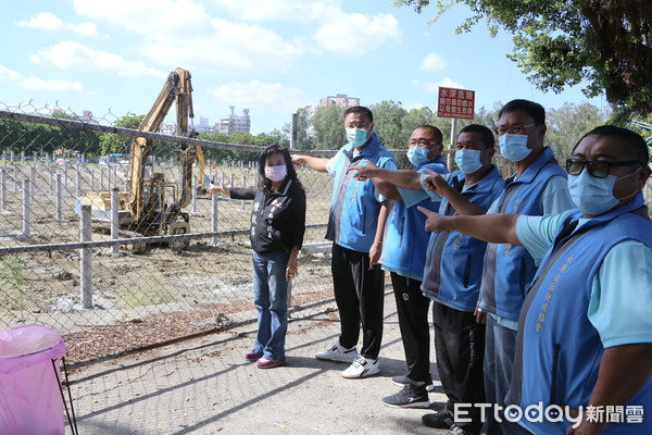 ▲南大附中與業者建太陽能光電基樁引居民疑慮，市議員陳秋萍籲廠商先停工召開說明會。（圖／記者林悅翻攝，下同）