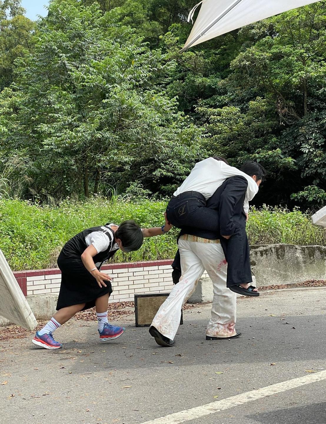 ▲陳美鳳被洪都拉斯背著，副導單手支撐臀部。（圖／翻攝自陳美鳳FB）