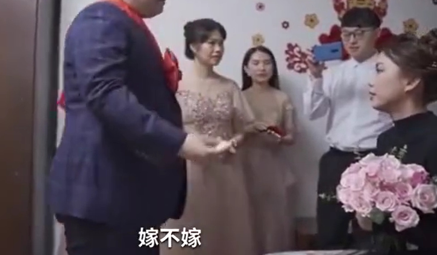 ▲▼伴娘逼唸結婚誓詞　新郎怒撕開嗆：辦不到！嫁不嫁？。（圖／翻攝自微博）