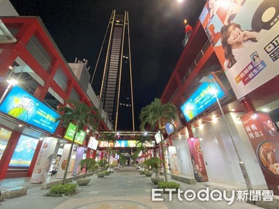 27歲男跟大22歲姊姊空橋半裸「咬咬」　信義威秀活春宮下場GG