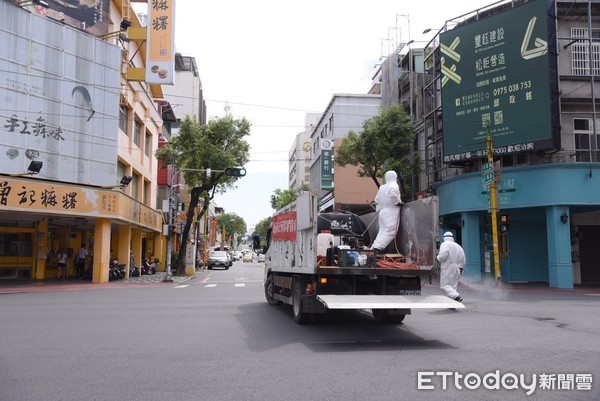 ▲▼花蓮市清潔隊分二路，同步在市區及車站執行消毒工作。（圖／花蓮市公所提供，下同）