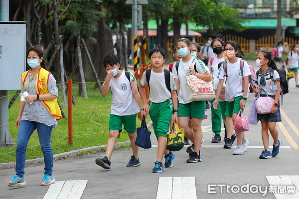 ▲▼台北新北市政府宣布從明天開始高中以下學校全面停課，處在疫情重災區的小學家長在放學後紛紛前往學校去接小孩回家。（圖／記者湯興漢攝）