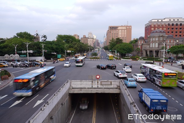 ▲▼台北車站下班下課時段車潮。（圖／記者姜國輝攝）