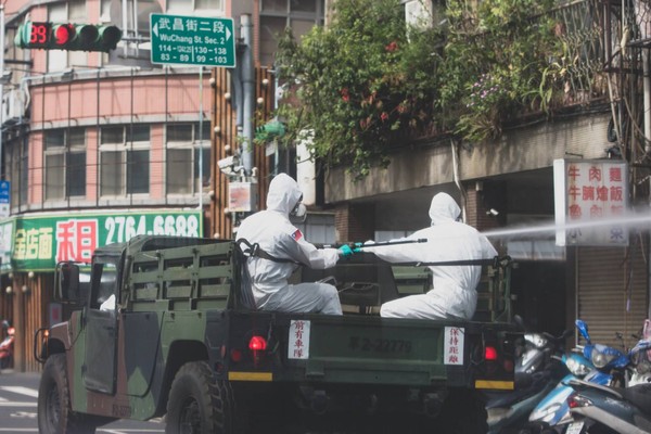 ▲▼化學兵搭乘悍馬車，使用輕型消毒器進行消毒。（圖／國防部提供）